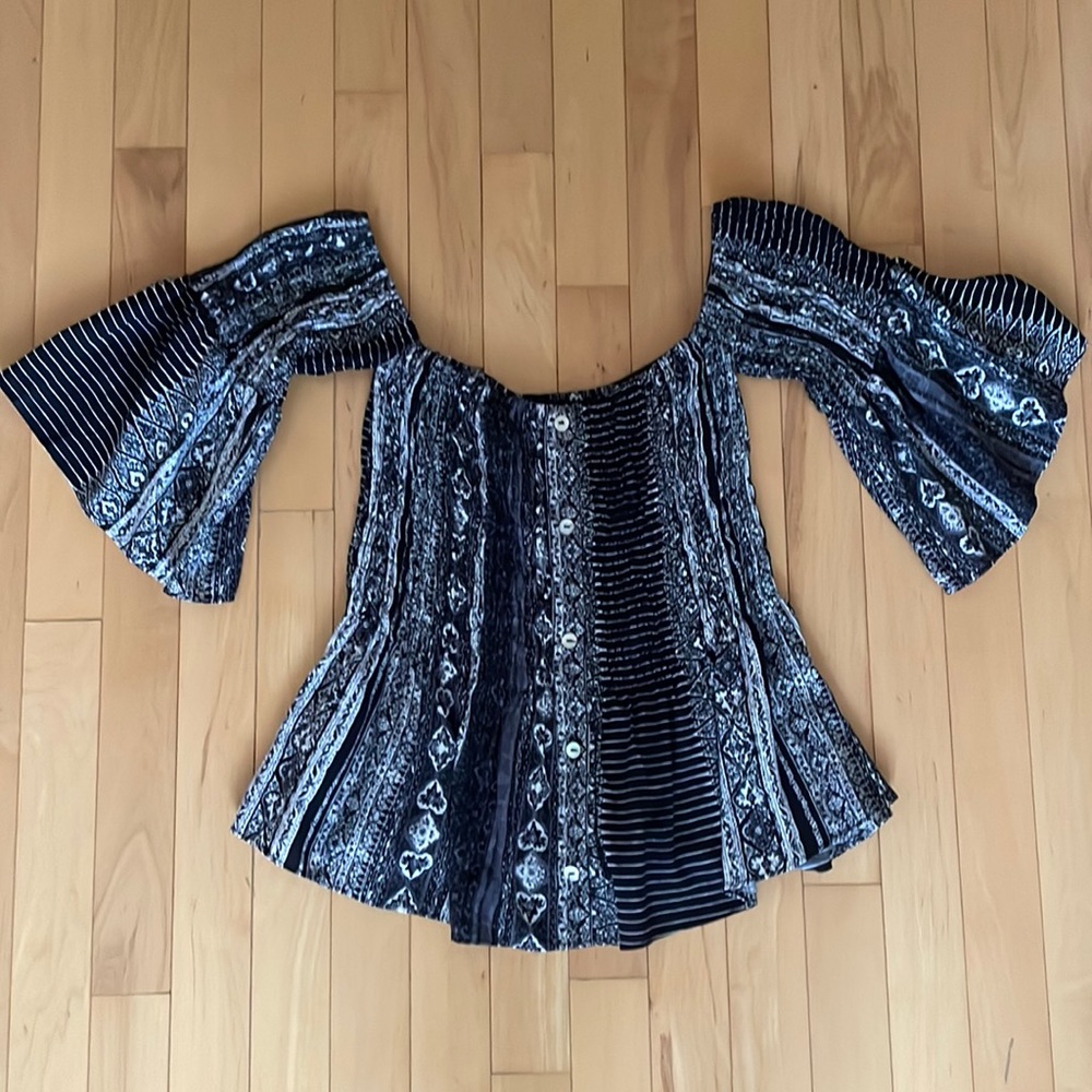 Olivaceous Black and White Off the Shoulder with 3/4 Sleeves Buttons SZ Medium